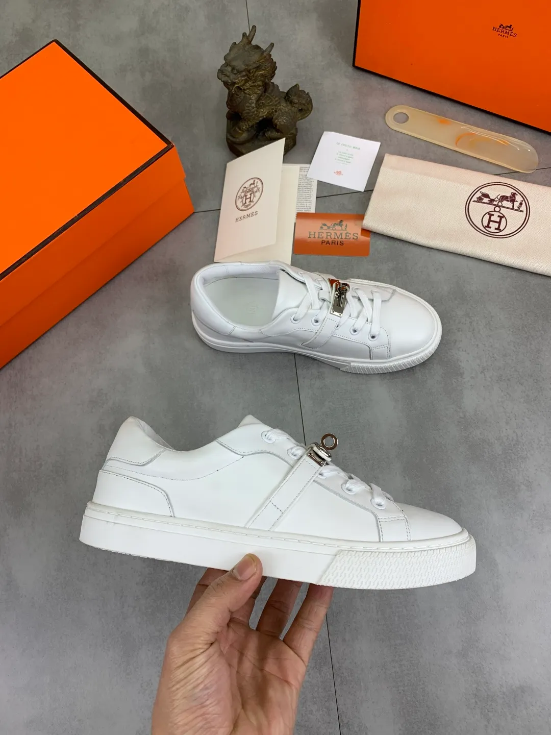 Men's men's shoes 💰P640 New Hermes top version Hermès classic couple style #𝐊𝐞𝐥𝐥𝐲 buckle casual white shoes skateboard shoes that will not conflict with shoes at all. Full of unknowns, Hermès rarely produces flat casual shoes and they are paired with classic palladium-plated Kelly shoe buckles! You'll fall in love with it at first sight. It's super versatile and can be worn with any skirt or pants. 🉑️Close your eyes and wear it. It's super noble. Fabric: Specific cowhide/canvas material. Lining: Sheepskin lining. Outsole: Original molded TPU outsole. Size: 35-45.